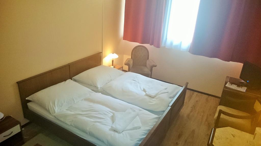 גיור Hotel Konferencia מראה חיצוני תמונה