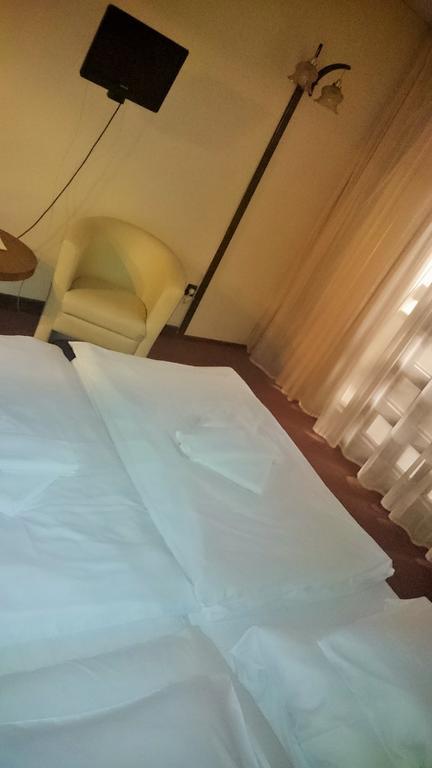 גיור Hotel Konferencia מראה חיצוני תמונה