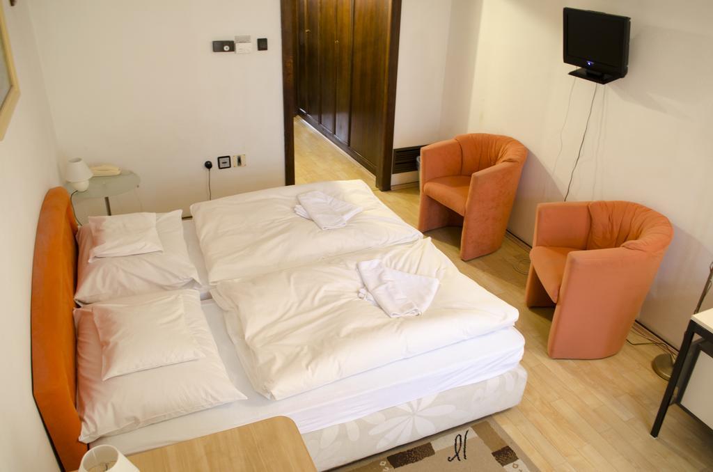 גיור Hotel Konferencia מראה חיצוני תמונה