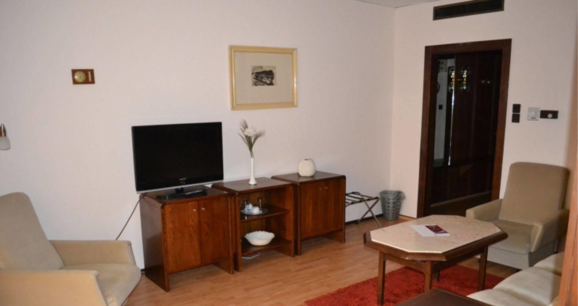 גיור Hotel Konferencia מראה חיצוני תמונה