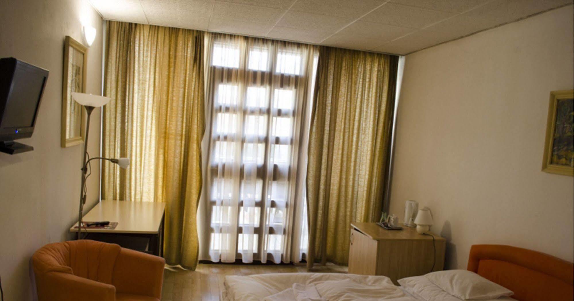 גיור Hotel Konferencia מראה חיצוני תמונה