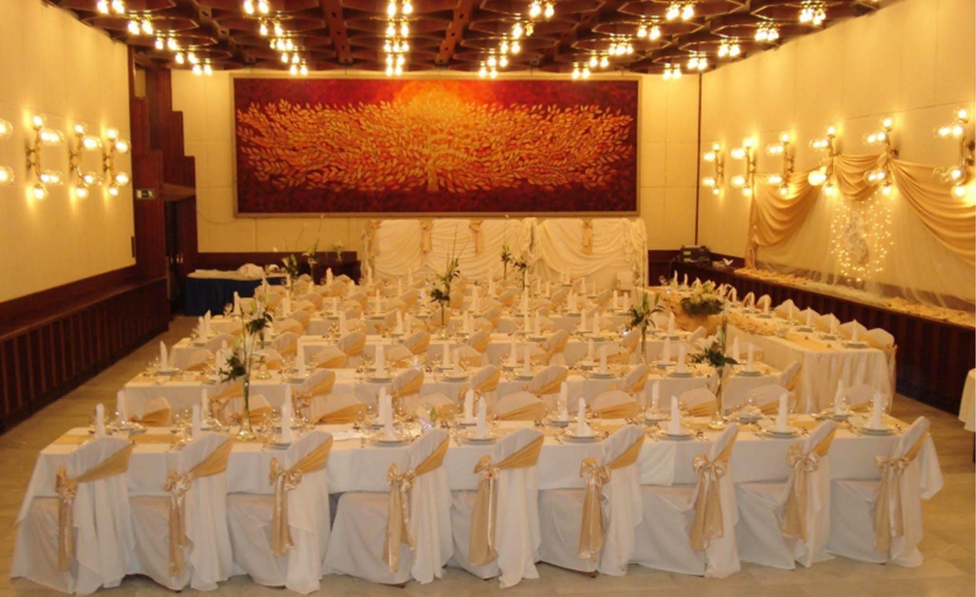 גיור Hotel Konferencia מראה חיצוני תמונה