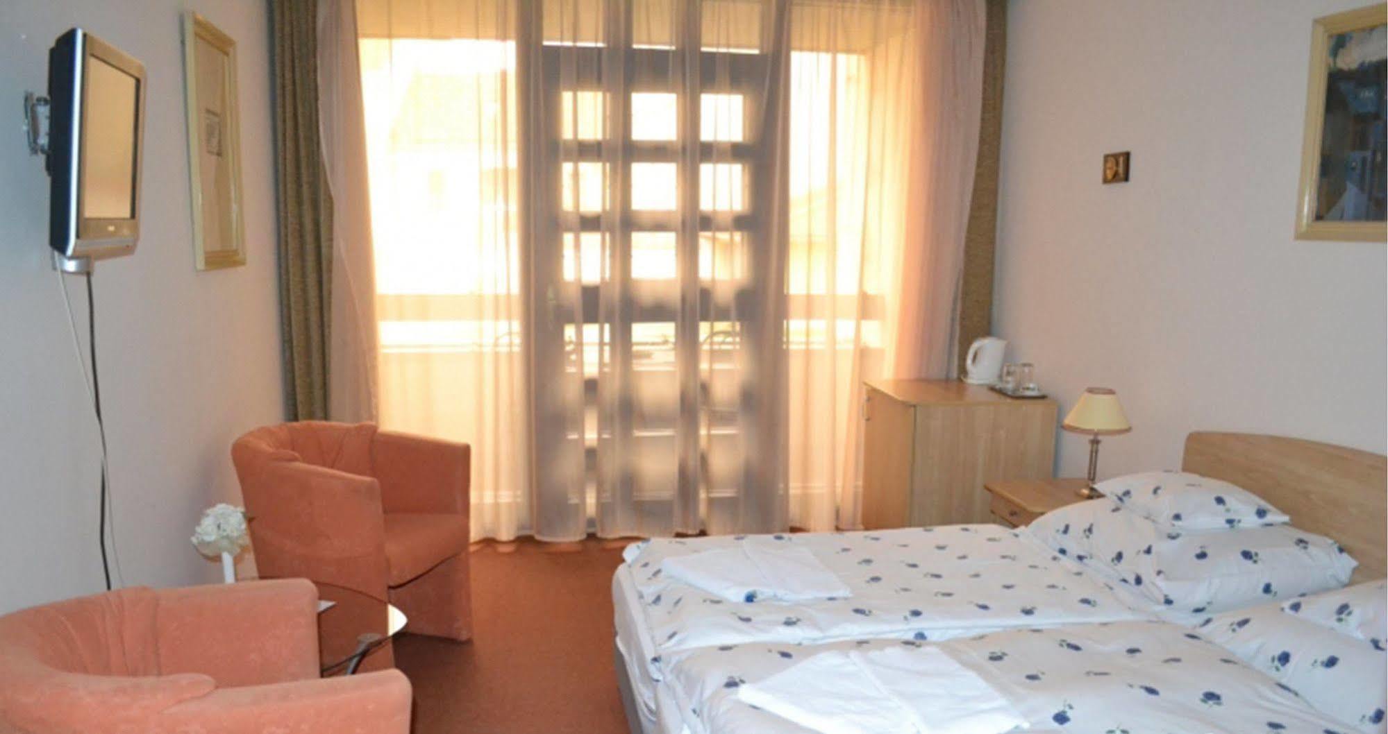 גיור Hotel Konferencia מראה חיצוני תמונה