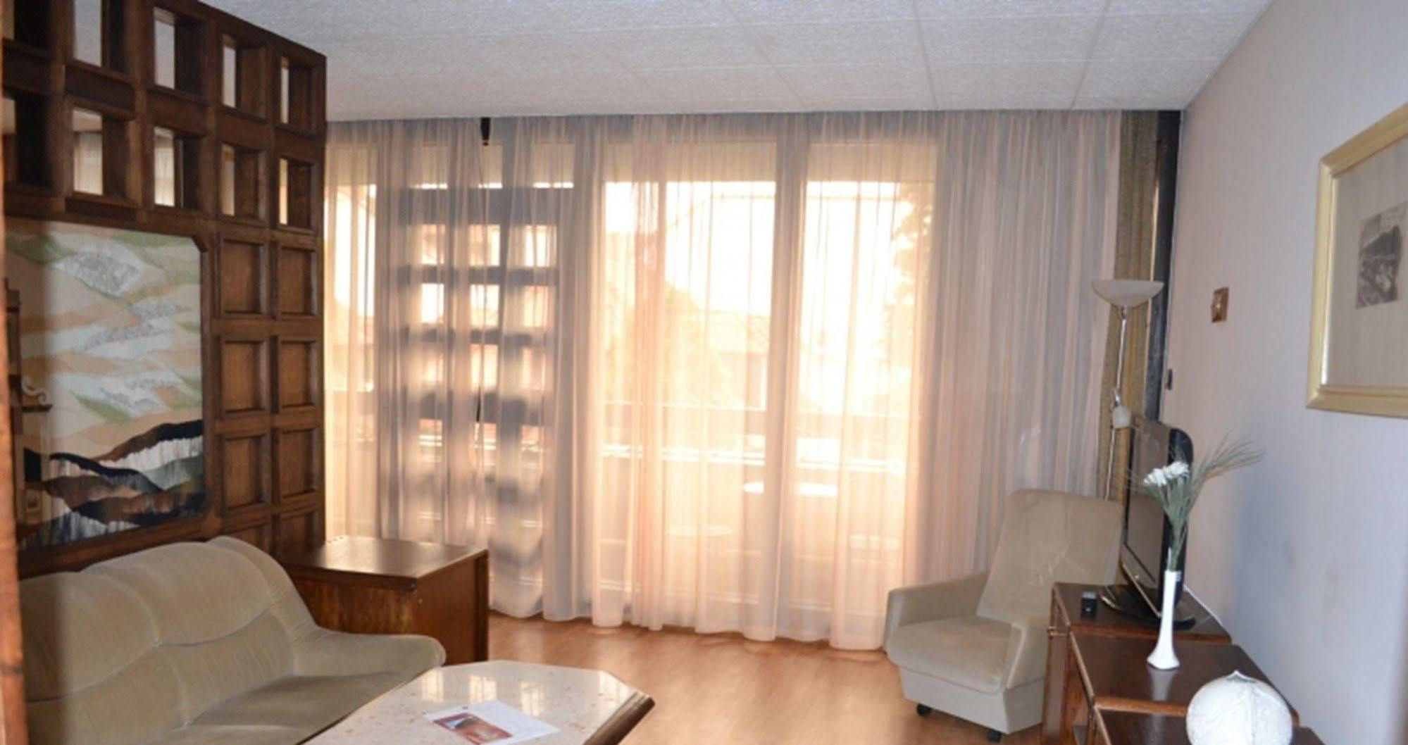 גיור Hotel Konferencia מראה חיצוני תמונה