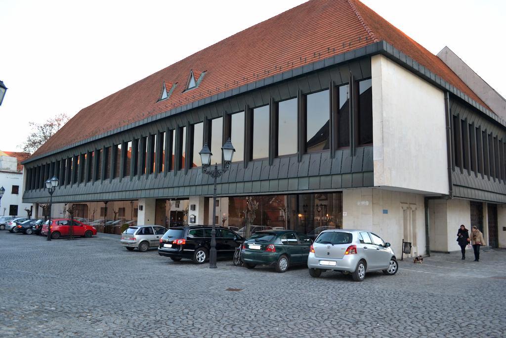 גיור Hotel Konferencia מראה חיצוני תמונה